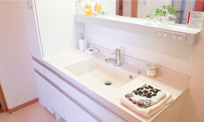 シャワー水栓の使い勝手や収納効率の高い洗面化粧台が人気です。